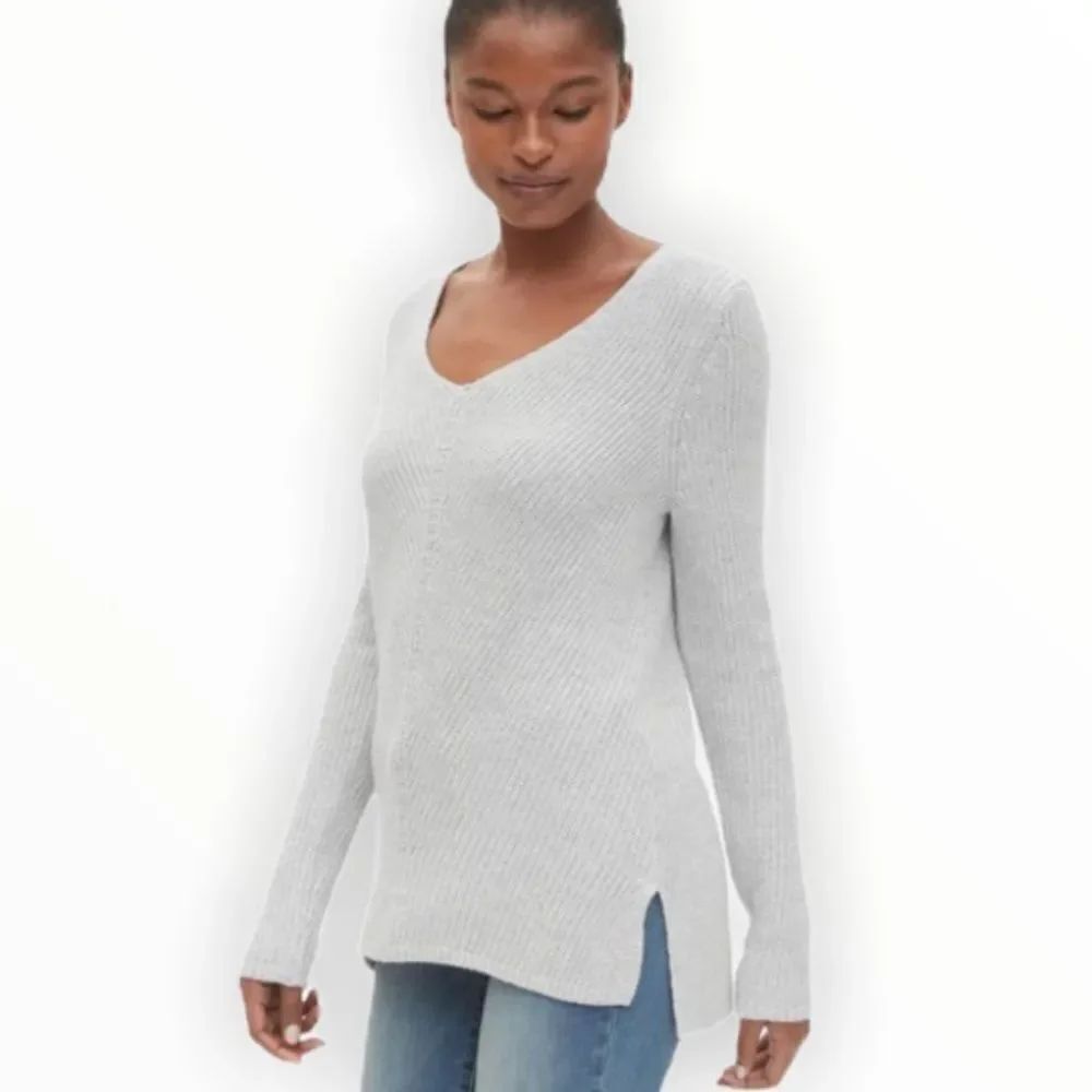 Gap Women’s Light Gray V-neck Sweater size Medium
